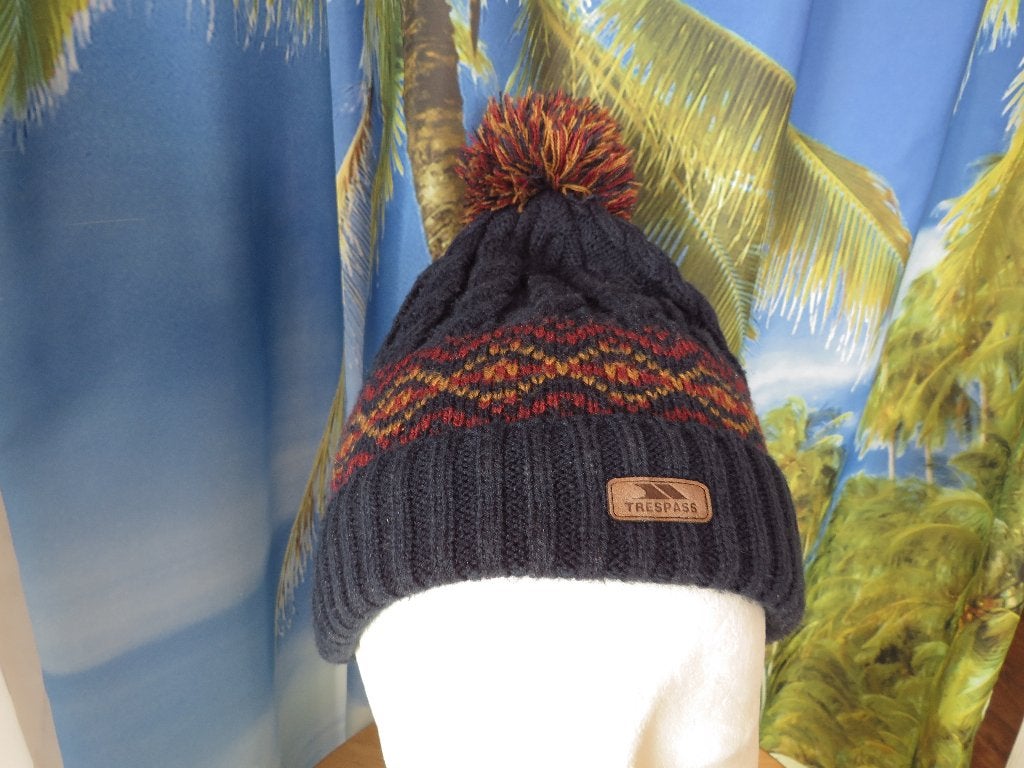 blauwe kabel muts fleece gevoerd + pompon Trespass, Ophalen of Verzenden, Gedragen, Maat 38/40 (M), Muts
