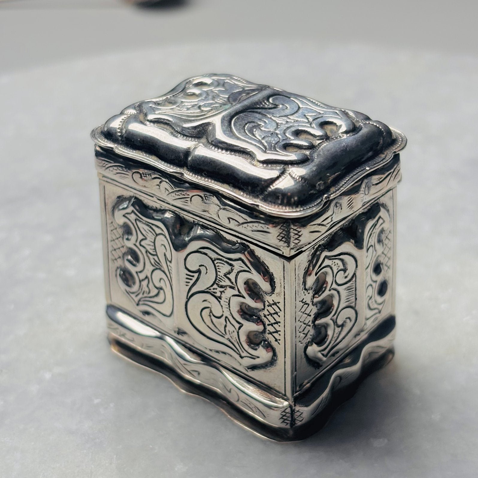 Antiek zilveren doosje, gedreven rococo-decor, gekeurd, Antiek en Kunst, Ophalen of Verzenden, Zilver