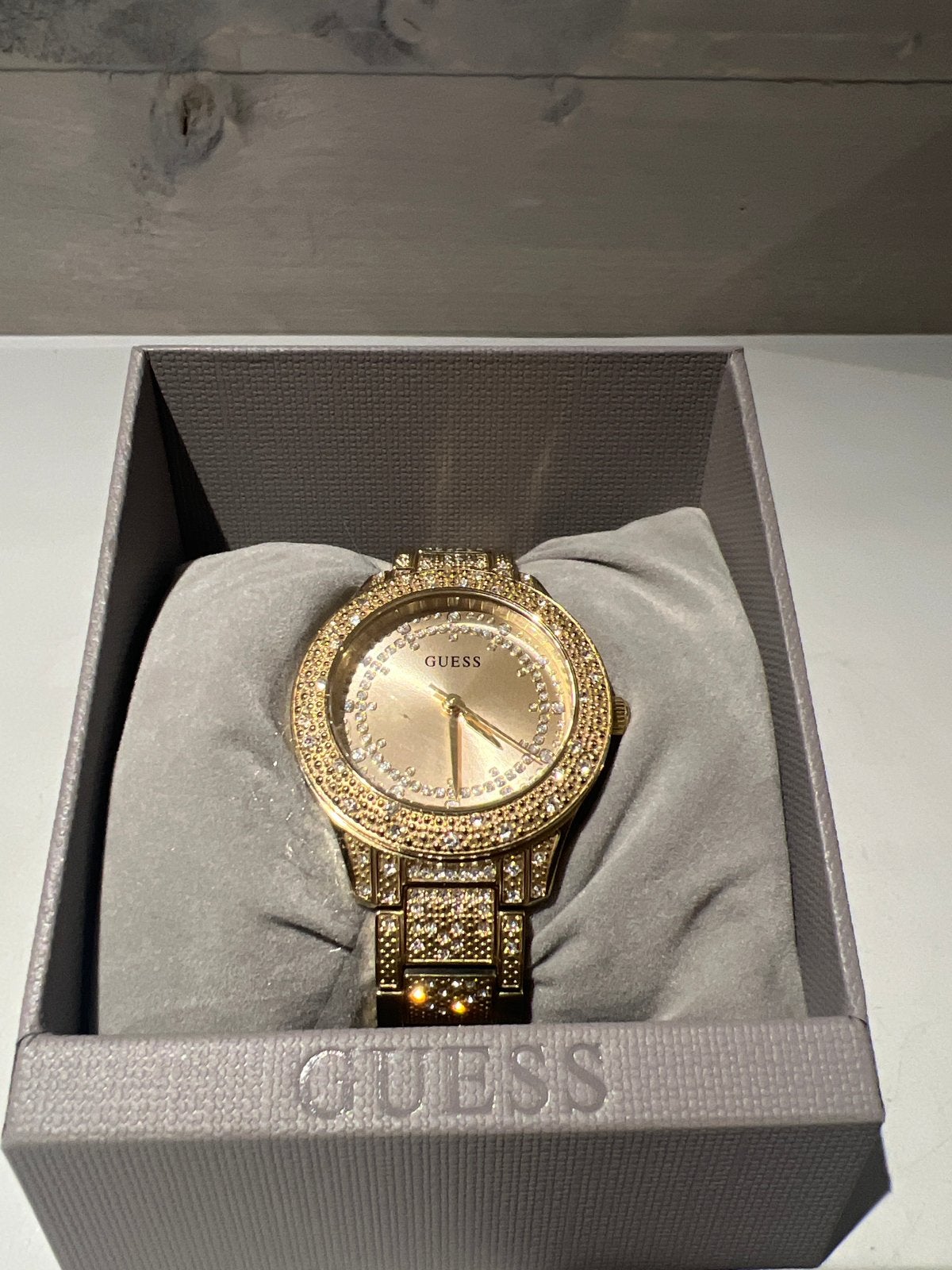 Gouden Guess dameshorloge met strass steentjes, Sieraden, Tassen en Uiterlijk, Overige materialen, N, N, Ophalen of Verzenden