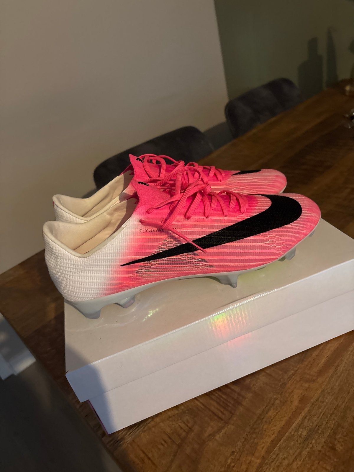 Nike Mercurial Voetbalschoenen - Roze/Wit, Maat XS of kleiner, Ophalen of Verzenden, Zo goed als nieuw, Schoenen