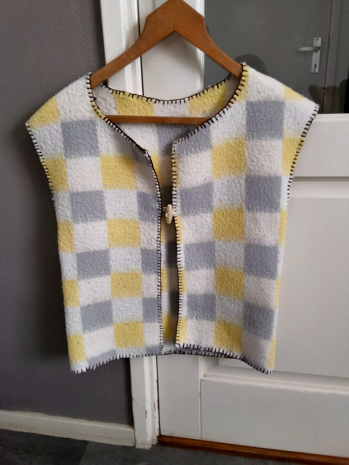Een prachtige zelf gemaakt gilet van een echte wollen deken., Handgemaakt, Ophalen of Verzenden, Zo goed als nieuw