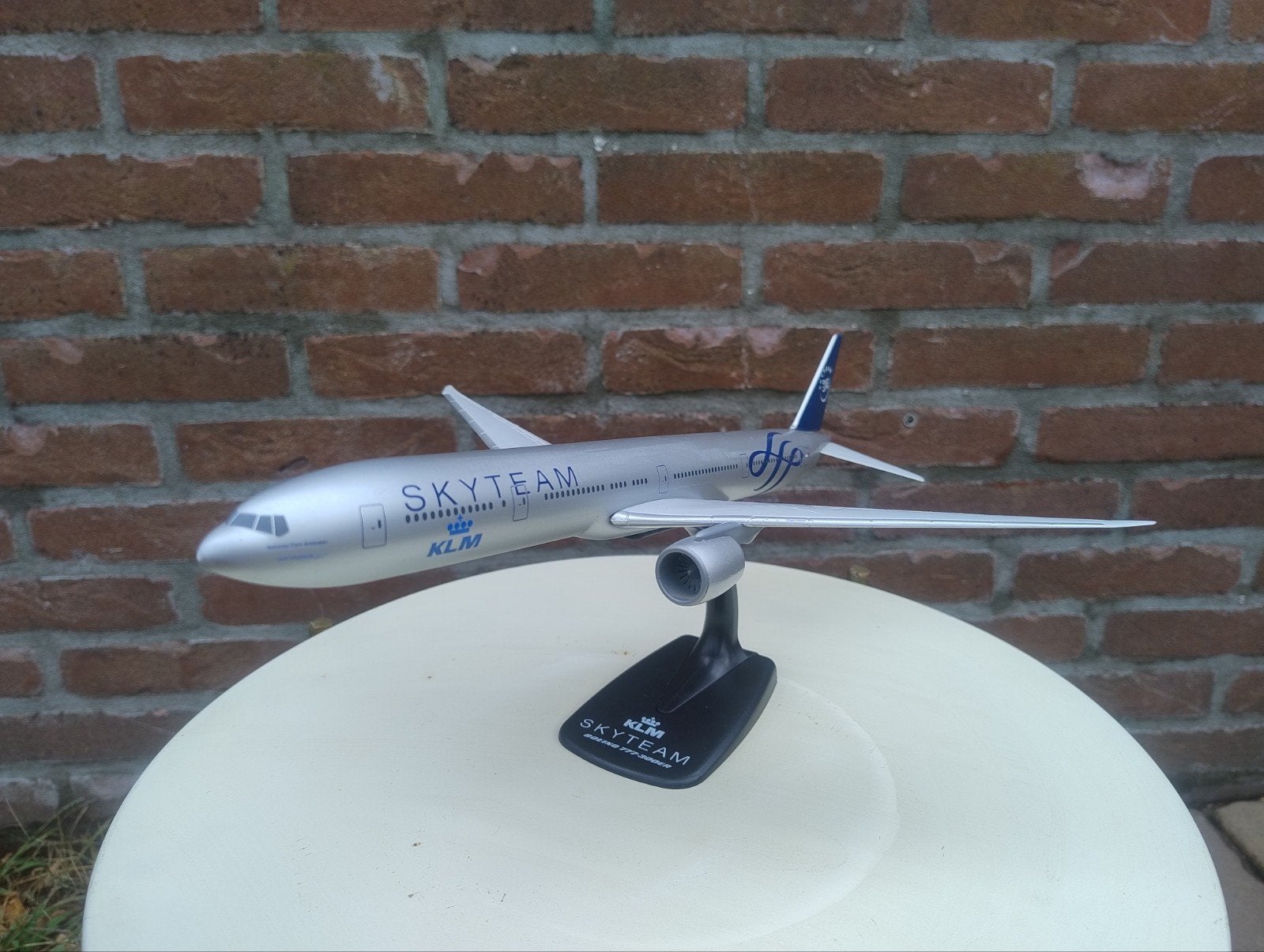 KLM SkyTeam Boeing 777-300ER Schaalmodel, Ophalen of Verzenden, Zo goed als nieuw, Schaalmodel