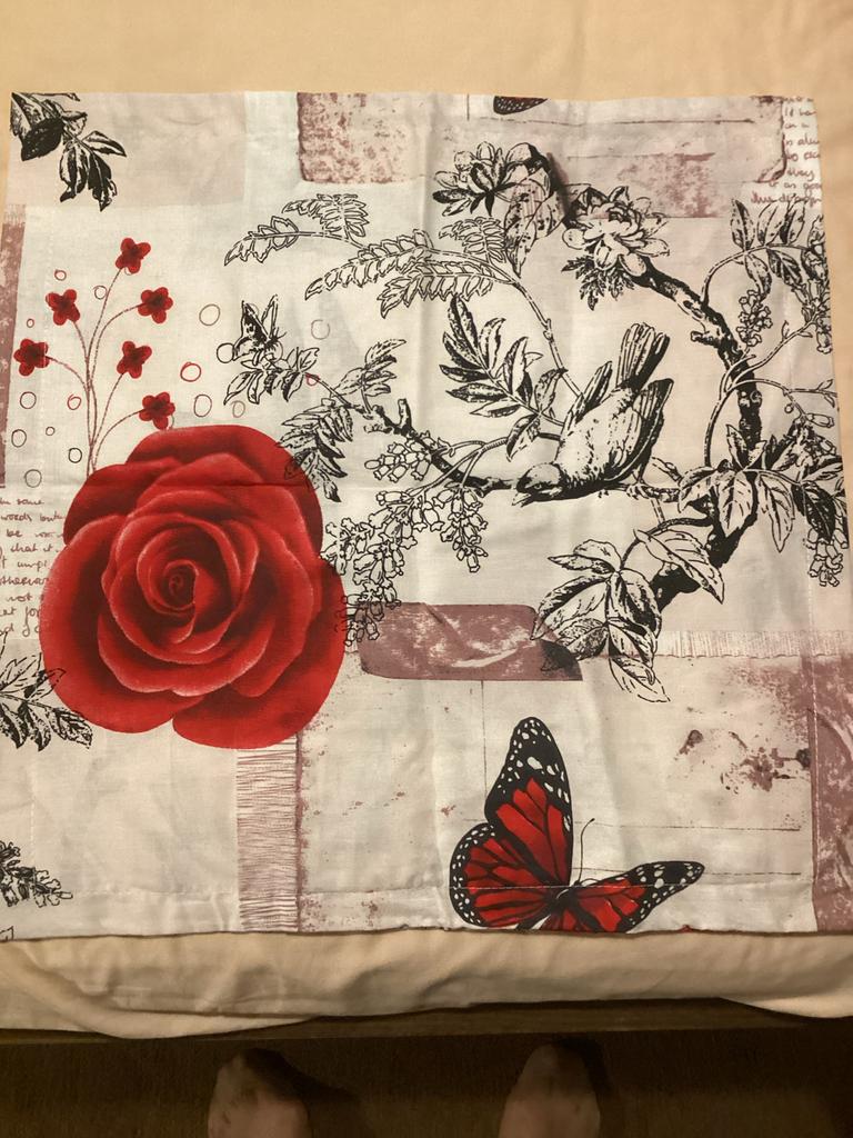 Decoratieve Kussensloop met Rozen en Vlinders, Huis en Inrichting, Woonaccessoires | Kussens, Ophalen of Verzenden, Zo goed als nieuw