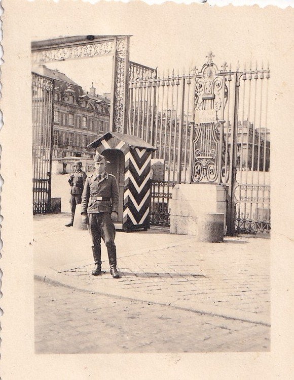 WOII Foto – Duitse Schildwacht bij Wachthuisje Frankrijk, Foto, Ophalen of Verzenden, Zo goed als nieuw, Voor 1940