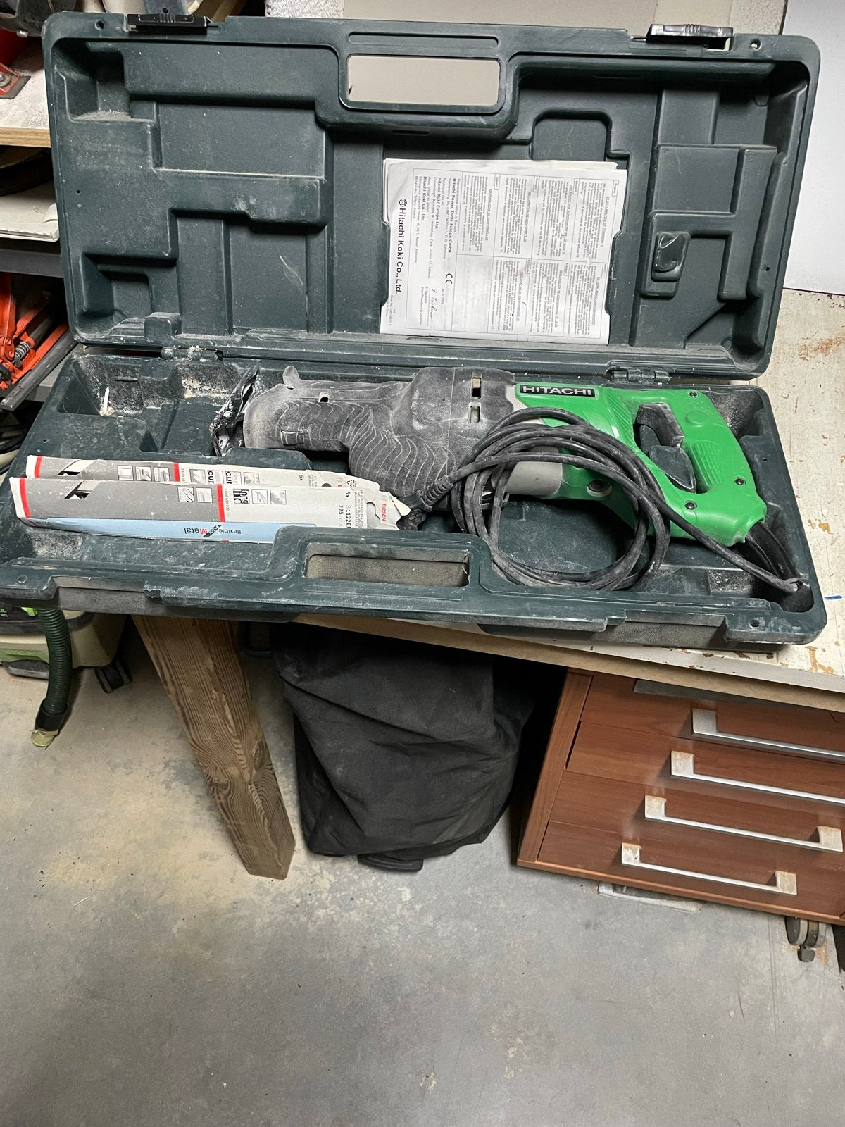 Hitachi Reciprozaag - Krachtige Zaagmachine, Ophalen, Gebruikt, 70 mm of meer, 600 tot 1200 watt
