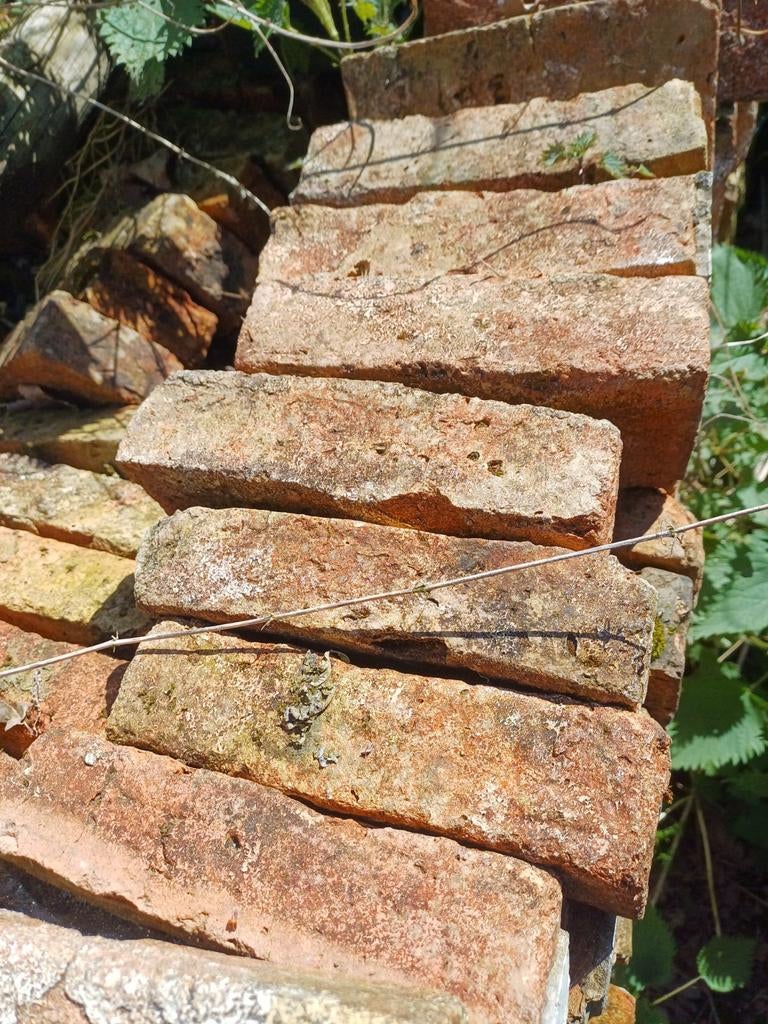 Antieke Gebikte Metselstenen - 2000+ stuks, Doe-het-zelf en Verbouw, Ophalen of Verzenden, Gebruikt, Bakstenen