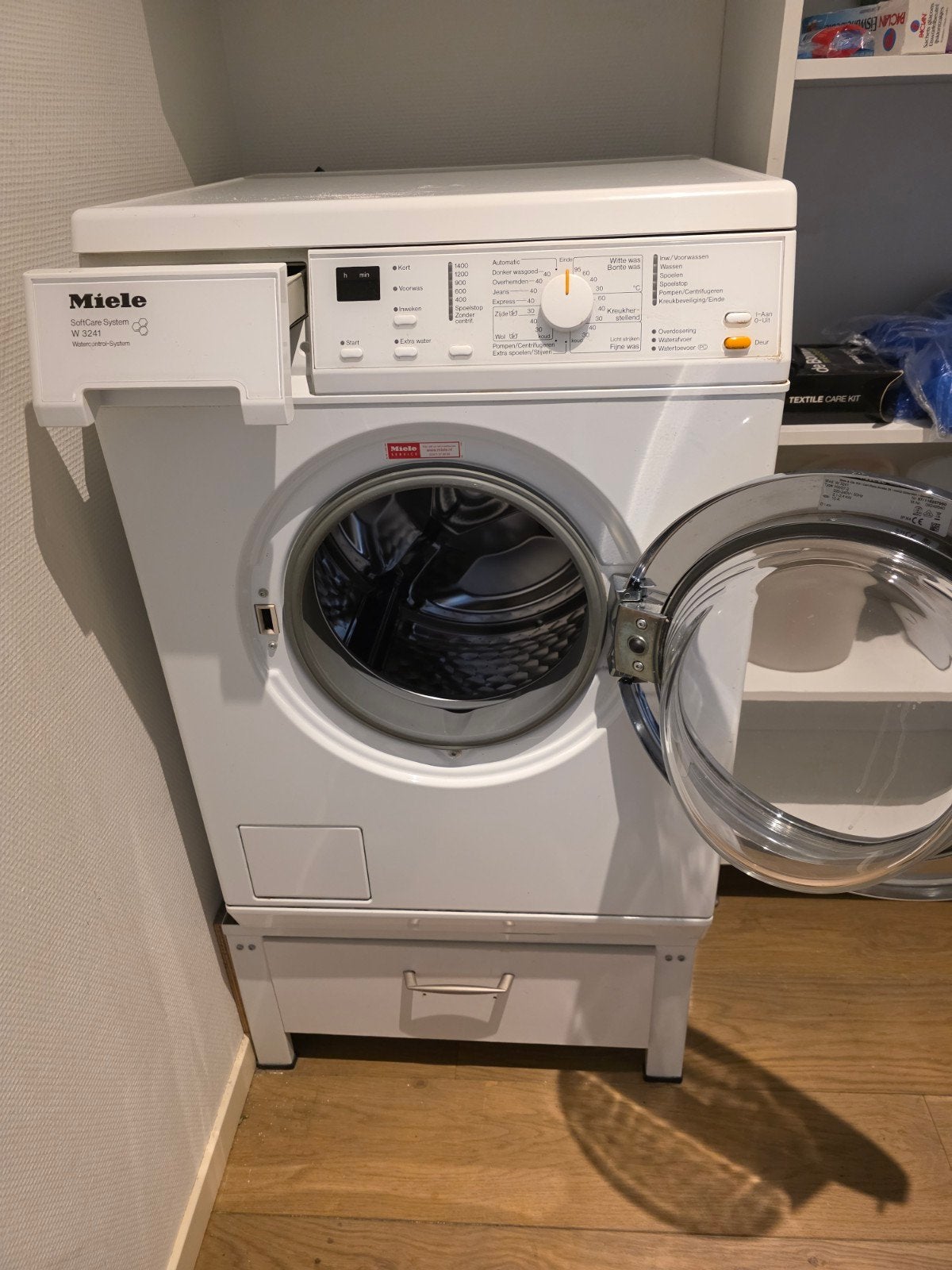 Miele W 3241 Wasmachine, Ophalen, 1200 tot 1600 toeren, Gebruikt, 4 tot 6 kg