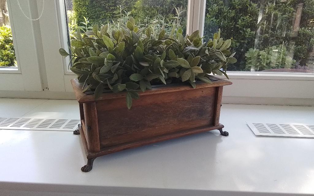 Oude houten bloempot, Ophalen