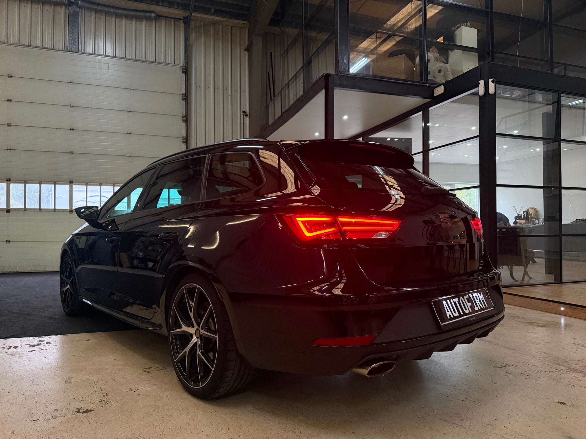 Seat Leon ST 2.0 TSI 4DRIVE CUPRA Dealer Onderhouden Automaa, Auto's, Automaat, Dealer onderhouden, Gebruikt, Zwart