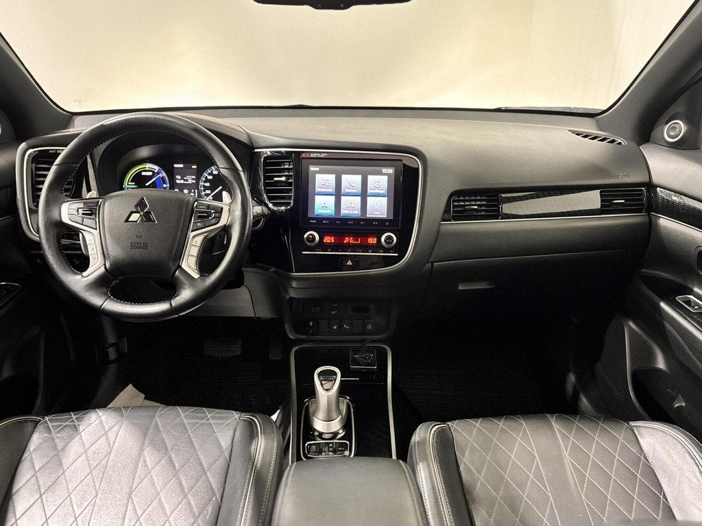 Mitsubishi Outlander 2.4 PHEV 4WD| PANO|360 CAMERA| CARPLAY, Auto's, Mitsubishi, Automaat, 4 cilinders, Met garantie (alle), Leder