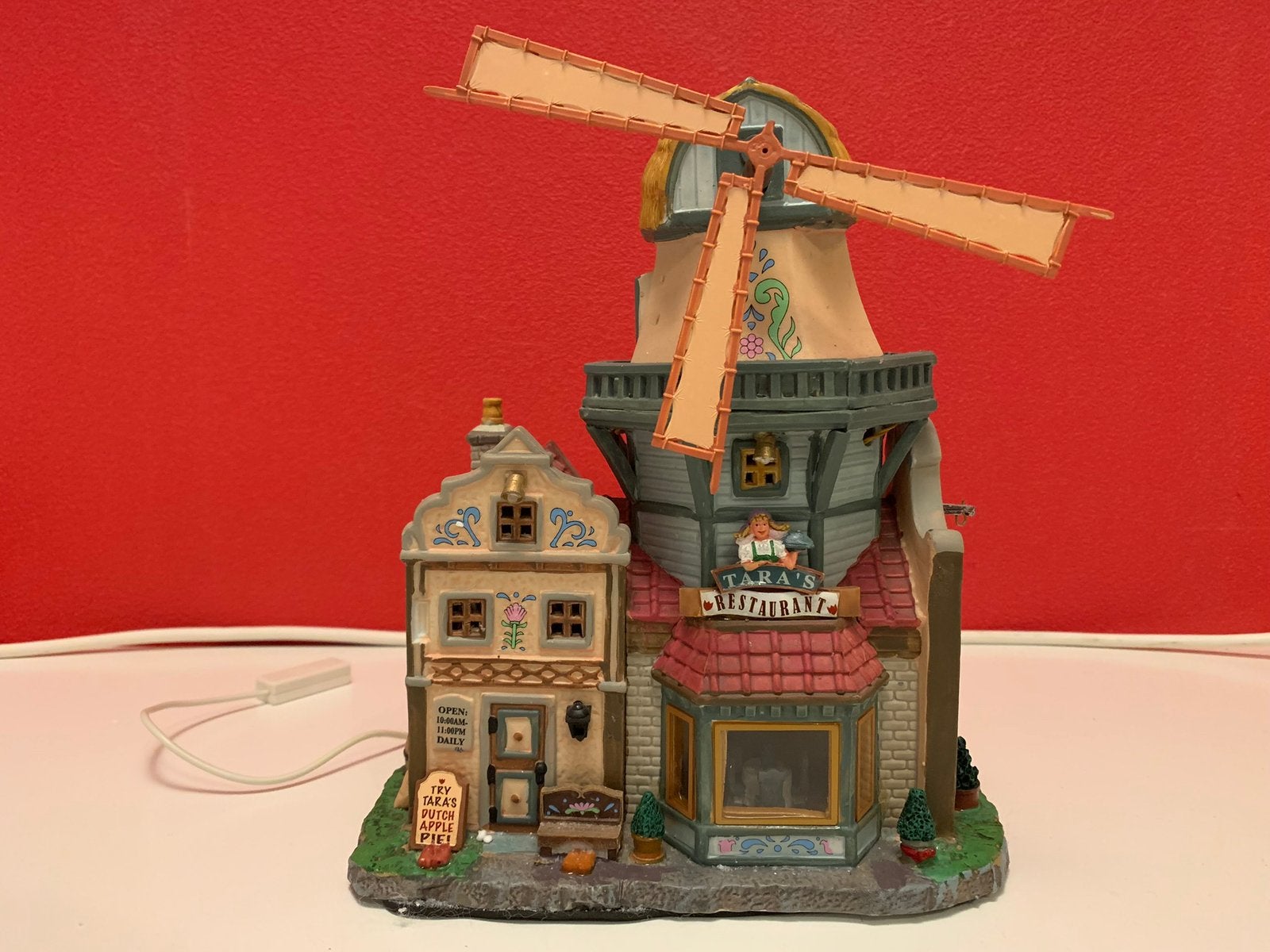 Lemax Harvest Crossing >Tara’s Dutch Mill Restaurant 95801, Diversen, Ophalen of Verzenden, Gebruikt
