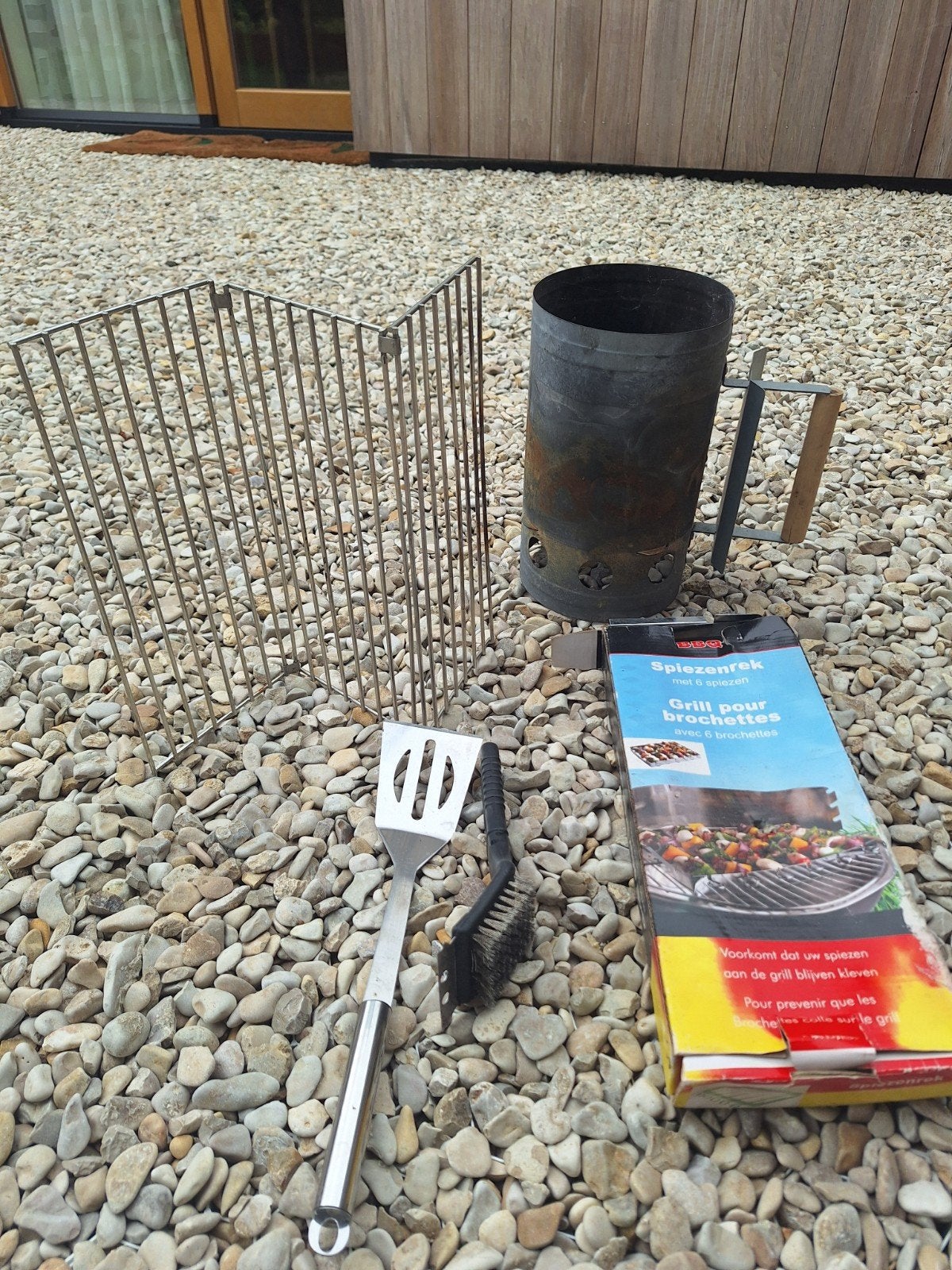 bbq accessoires, spiezen, rek, borstel, brikettenstarter, Ophalen of Verzenden, Nieuw