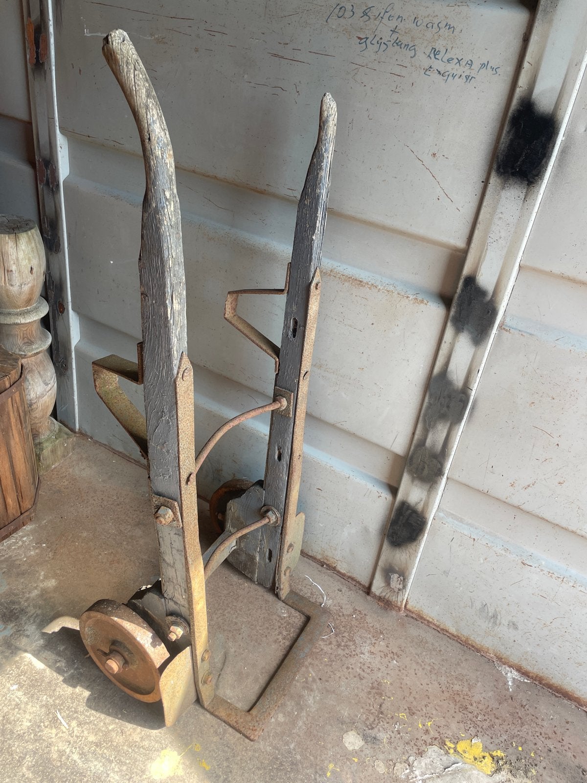 Antieke houten steekwagen met metalen wielen, Ophalen