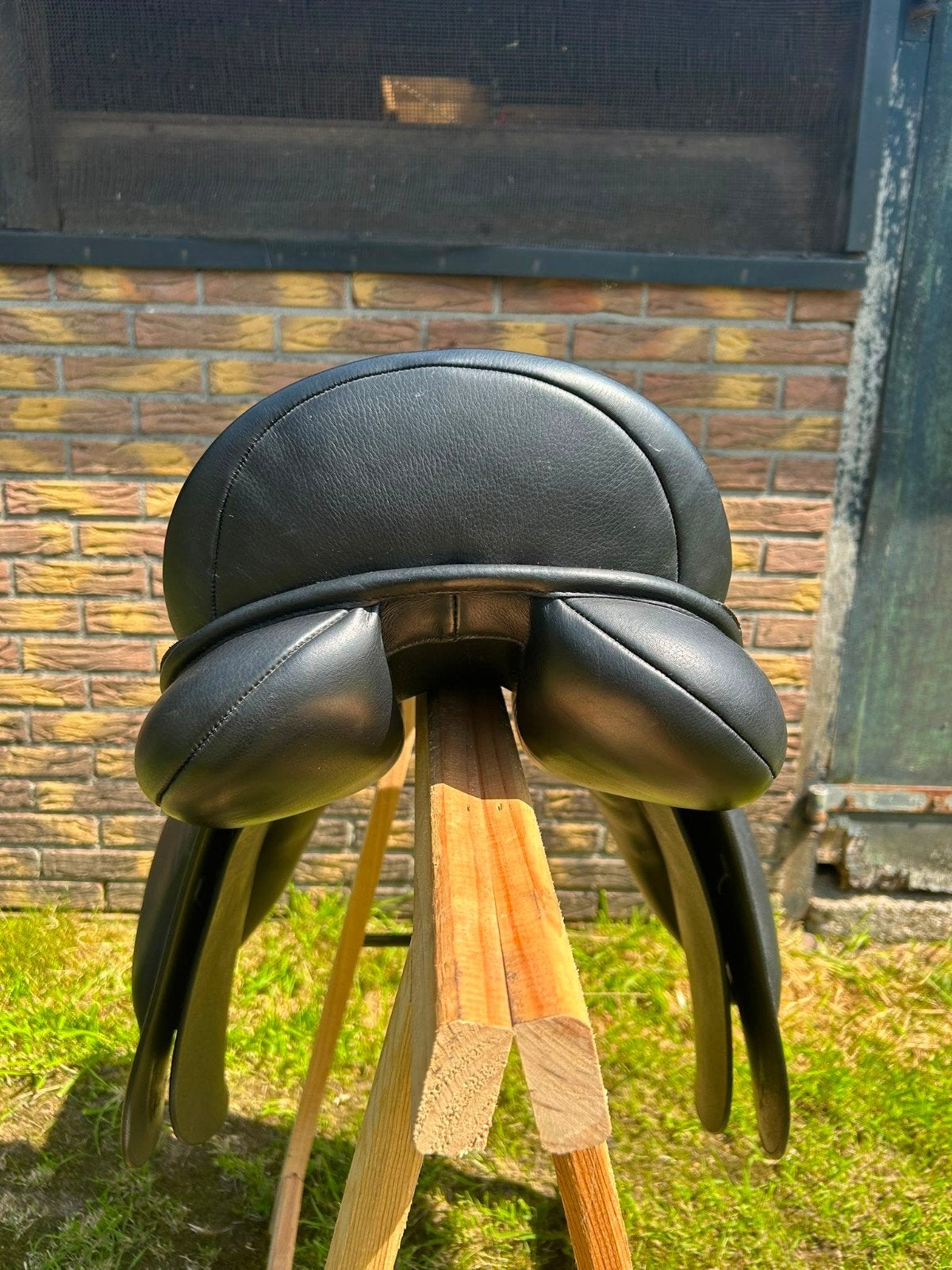 Te koop, zadel, 17 inch, zo goed als nieuw, Dieren en Toebehoren, Paarden en Pony's | Zadels, Ophalen, Zo goed als nieuw, Dressuur
