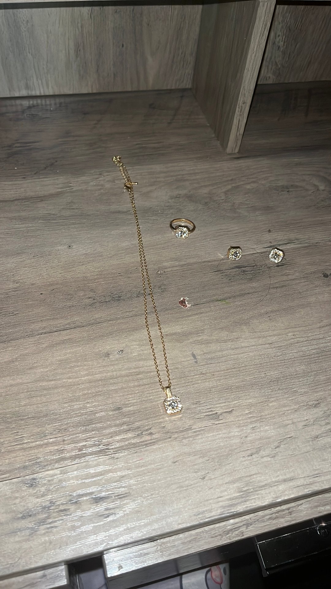 Ketting oorbellen en een ring, Ophalen, Overige materialen, Zo goed als nieuw, 10 m² of meer