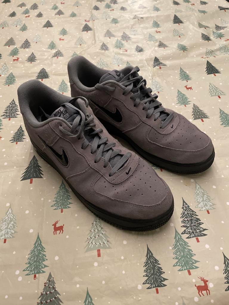 Nike Air Force 1 - Grijs Suede, Ophalen of Verzenden, Gedragen, Overige kleuren, Sneakers of Gympen