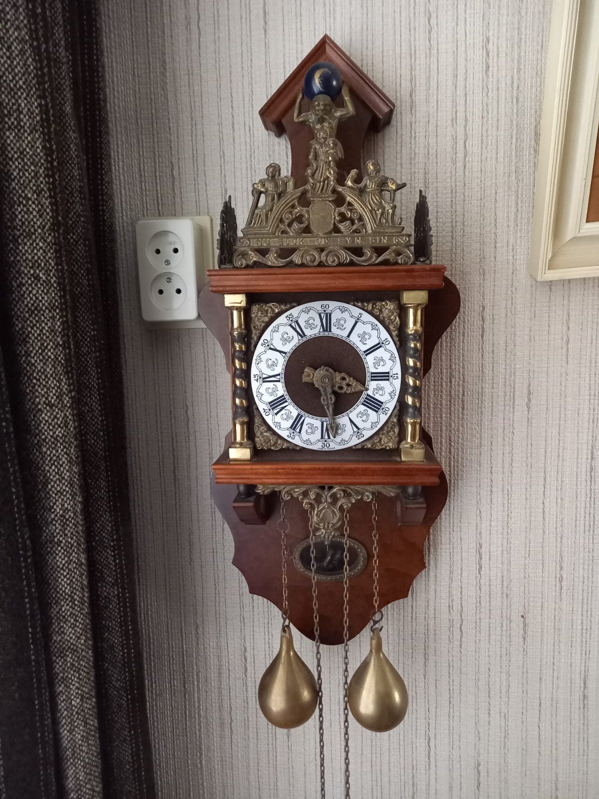 Antieke zaanse wandklok met bronzen ornamenten, Ophalen