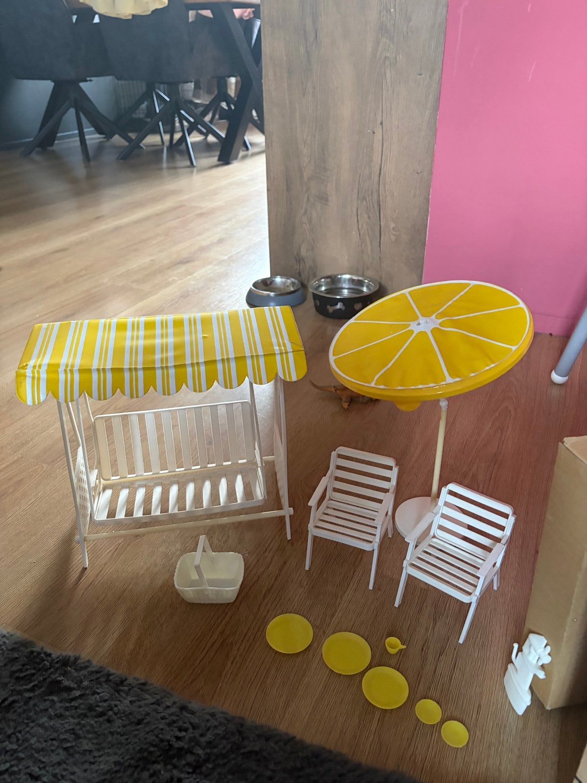 Poppenhuis meubels: schommelbank, stoelen, parasol, servies, Ophalen of Verzenden, Gebruikt, Meisje