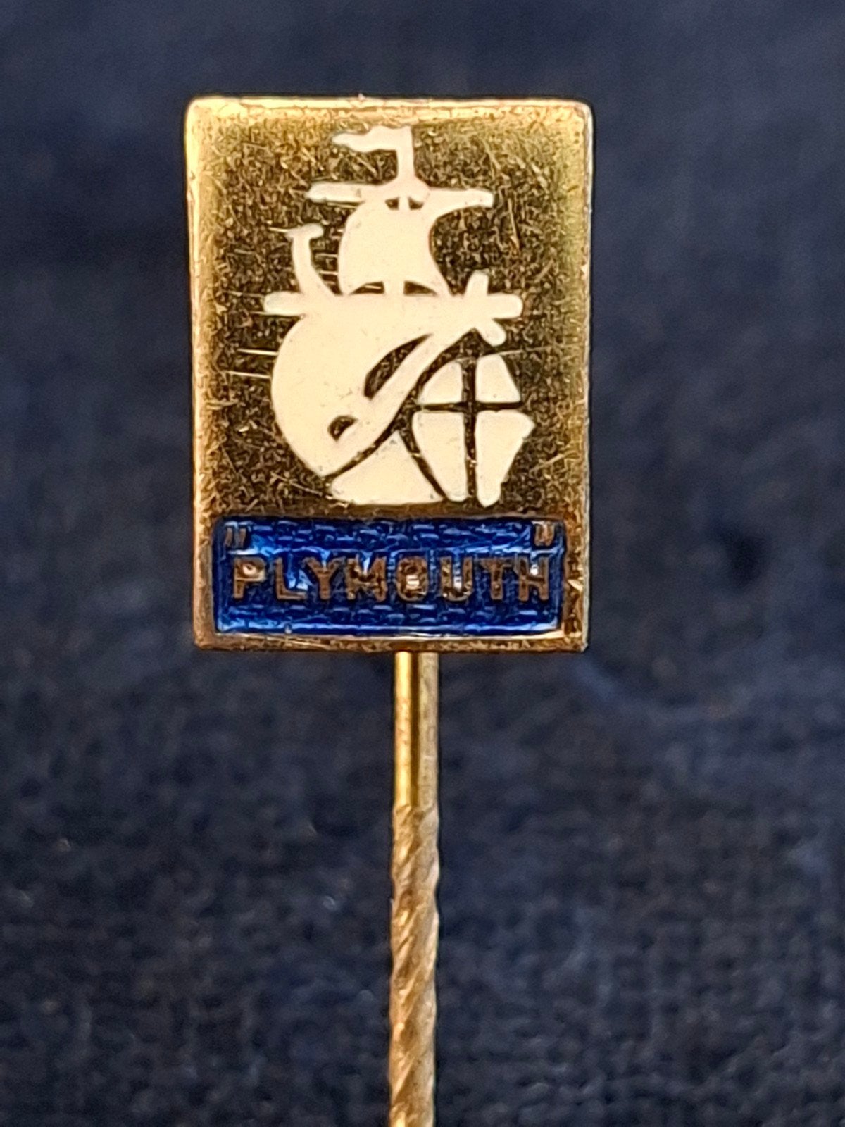 Oud speldje PLYMOUTH, Ophalen of Verzenden, Gebruikt, Sport