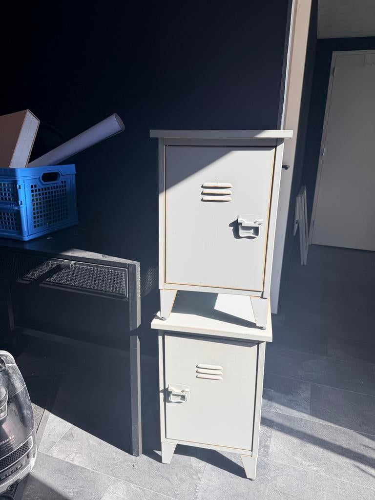 2 ijzeren locker nachtkastjes - industrieel design, Huis en Inrichting, Slaapkamer | Nachtkastjes, Ophalen, Gebruikt, Minder dan 45 cm
