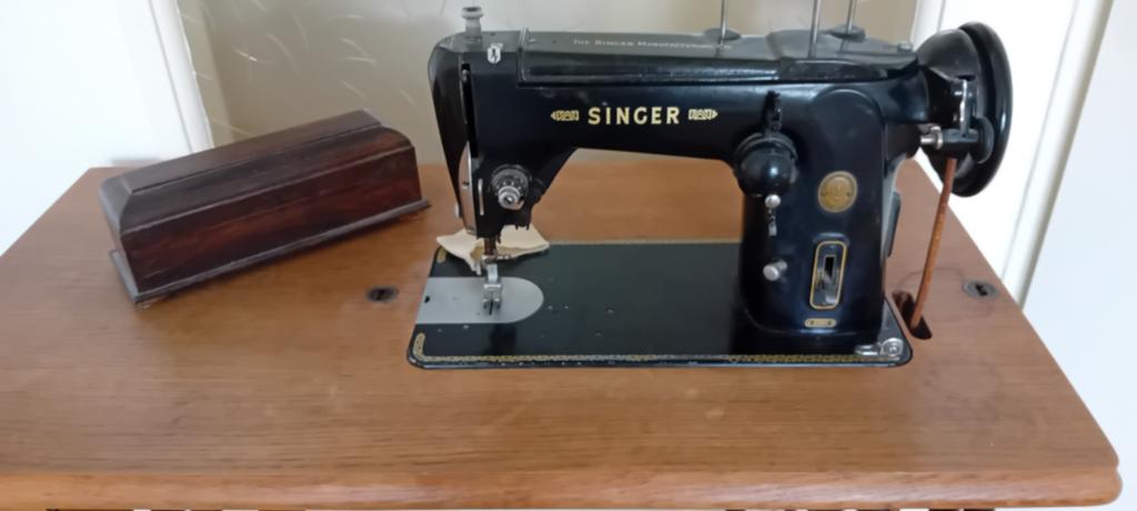 Antieke Singer Naaimachine met Trapmechanisme en Tafel, Hobby en Vrije tijd, Naaimachines en Toebehoren, Gebruikt, Naaimachine