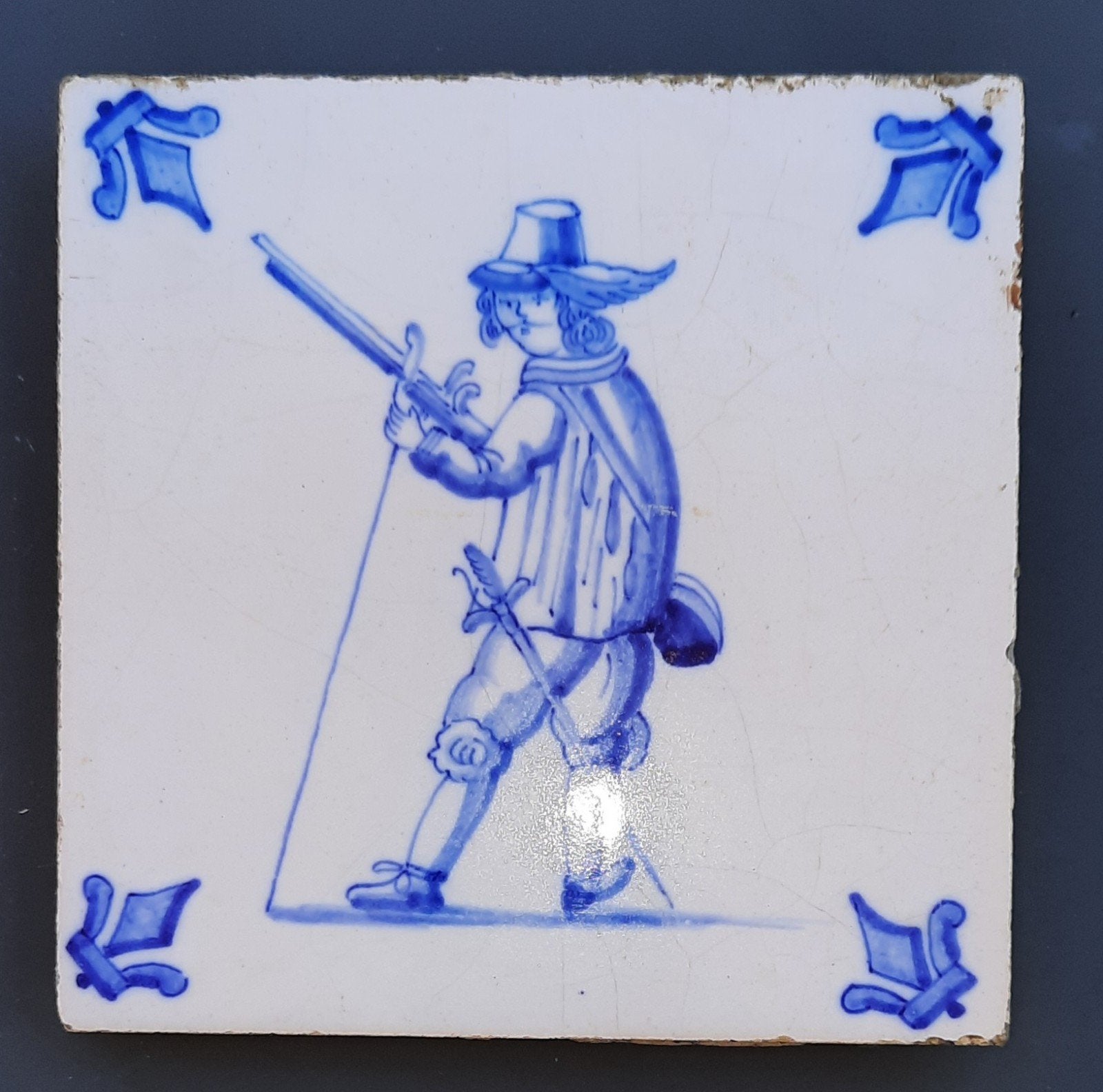 Antieke Delfts Blauwe Tegel met Musketier, Antiek en Kunst, Ophalen of Verzenden