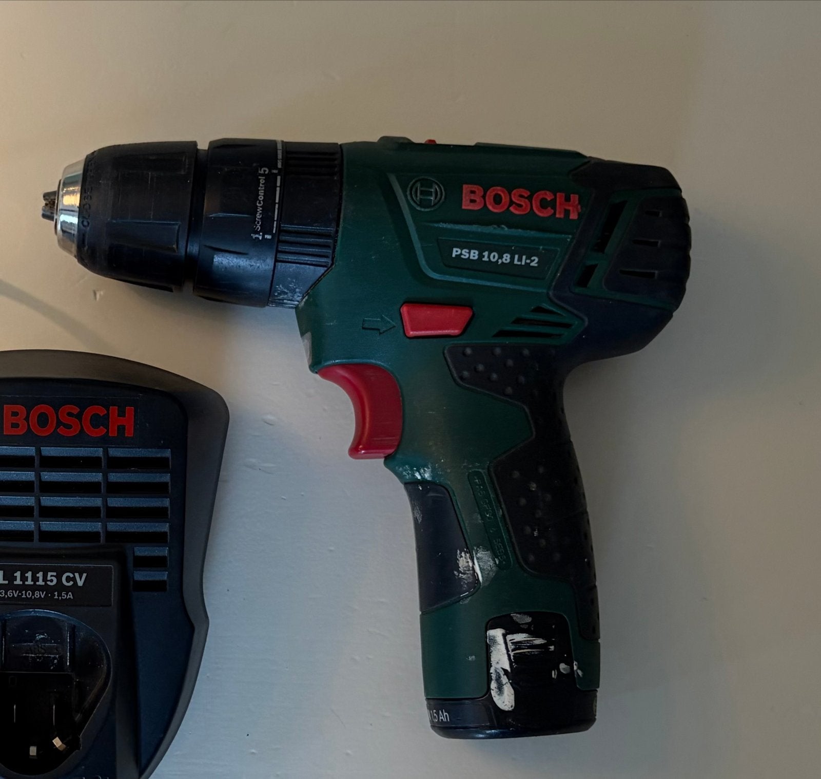 Bosch PSB 10,8 LI-2 Accuboormachine met oplader, Ophalen of Verzenden, Gebruikt, Minder dan 400 watt, Boor- en Schroefmachine
