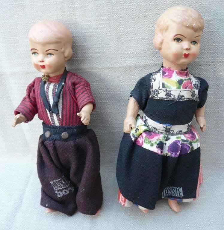 2 oude Lassie klederdrachtpopjes, Verzamelen, Poppen, Ophalen of Verzenden, Gebruikt, Pop