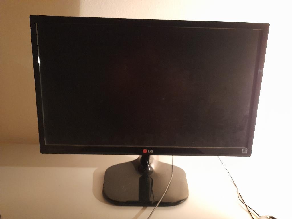 Beeldscherm op voet LG 60cm, Computers en Software, Monitoren, Ophalen, Gebruikt, 60 Hz of minder, IPS