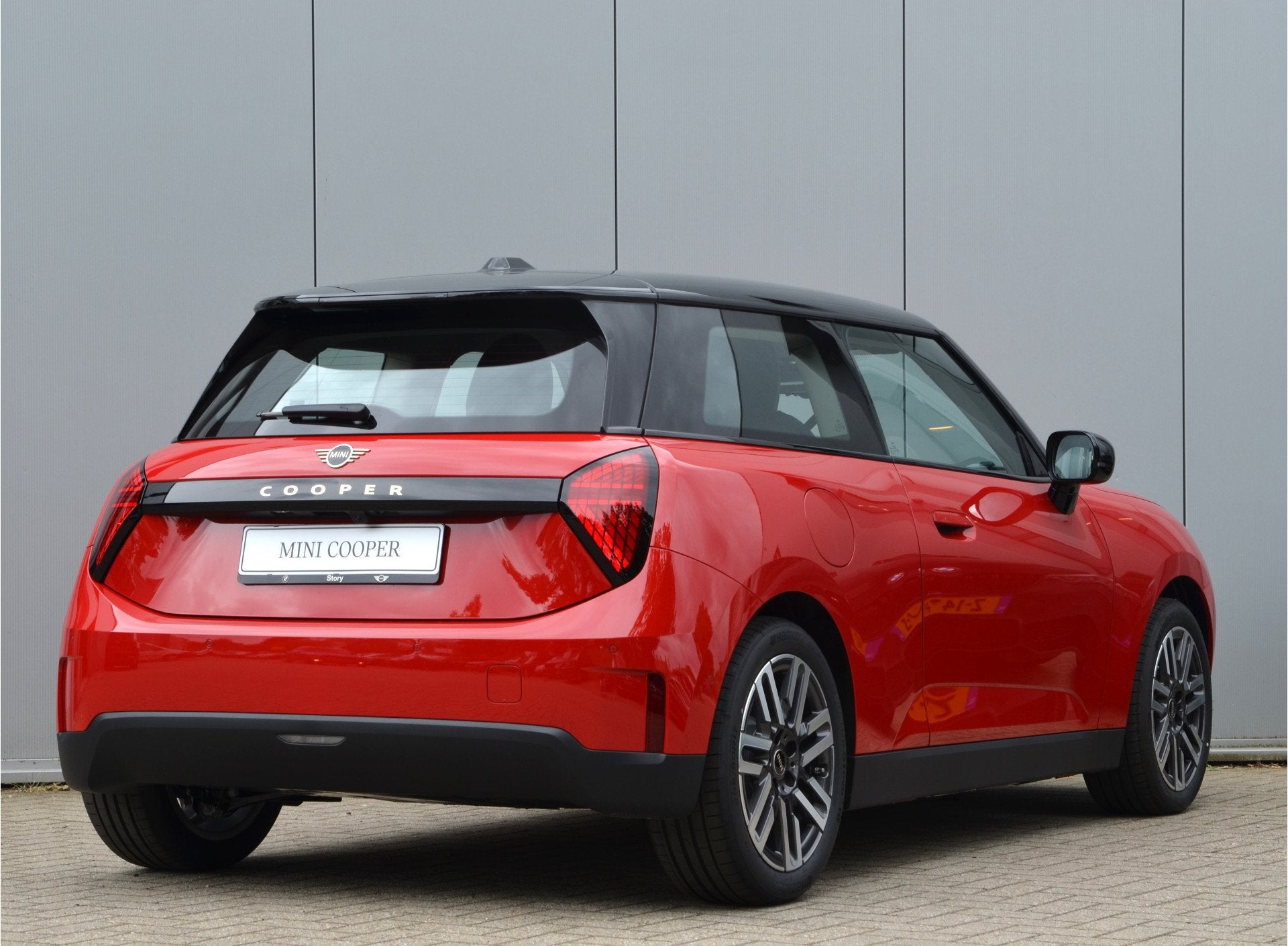 MINI Hatchback Cooper E / Classic / Pakket S / 17 inch Paral, Dealer onderhouden, Met garantie (alle), 4 stoelen, Nieuw