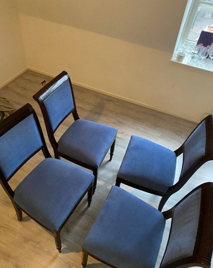 Set van 4 elegante eetkamerstoelen - blauw fluweel, Antiek en Kunst, Antiek | Meubels | Stoelen en Banken, Ophalen