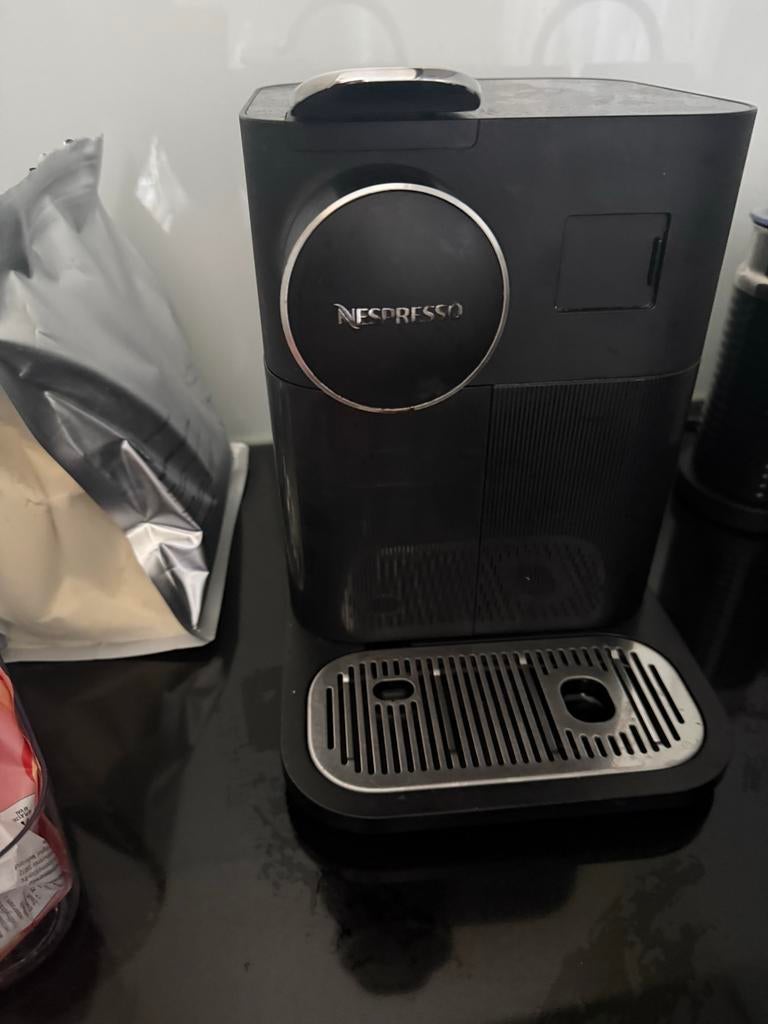 Nespresso De'Longhi Koffiezetapparaat Zwart, Gebruikt, Koffiemachine, Ophalen of Verzenden, 1 kopje
