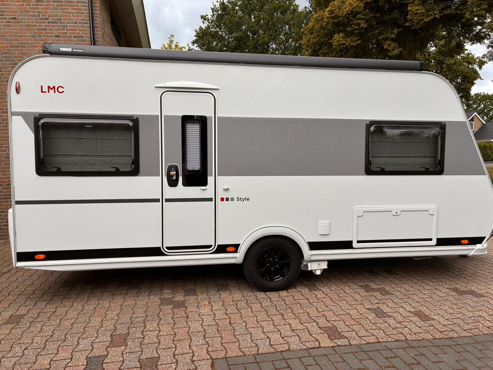 LMC Style 440 D 2024 met E&P levelsysteem en mover, Rondzit, Schokbreker, Frans bed, Particulier