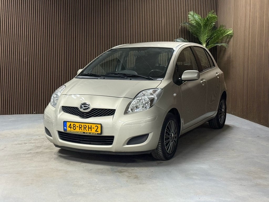 Toyota/Daihatsu Yaris/Charade 1.3 Club (bj 2011), Euro 5, 750 kg, 4 cilinders, Beige