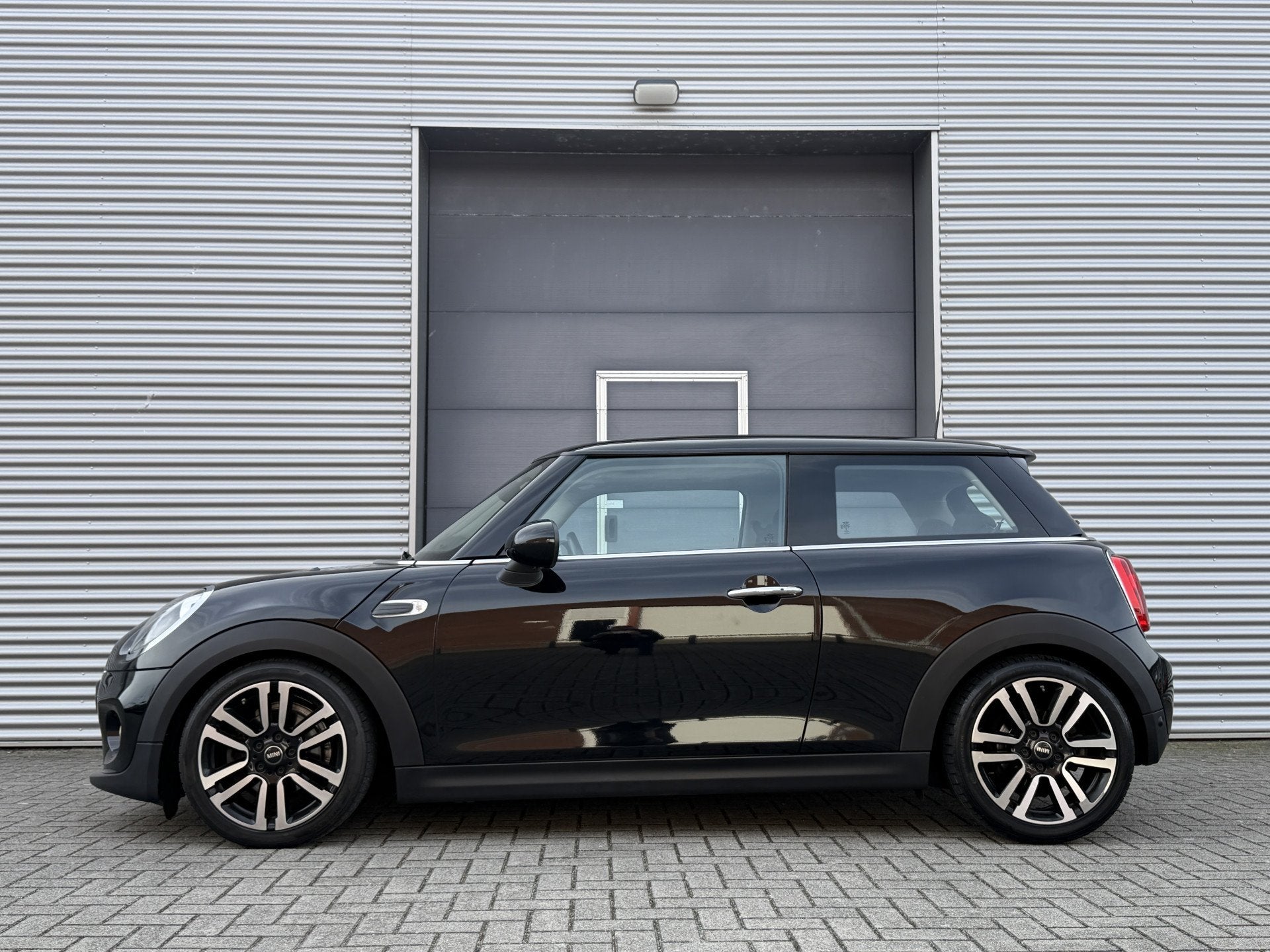 MINI Mini 1.5 Cooper Chili Serious Business I Navi I Sportst, Auto's, Voorwielaandrijving, 136 pk, Gebruikt, 4 stoelen
