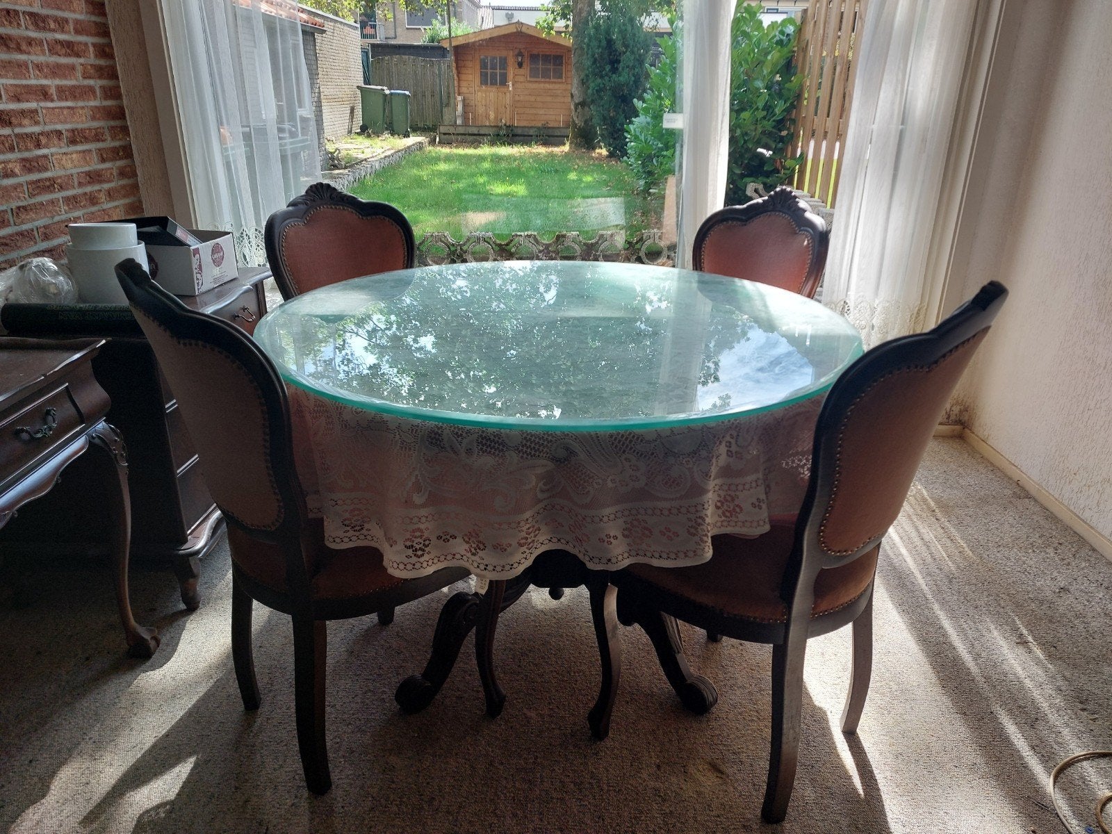 Wortelnoten tafel met 4 stoelen 
En 4 stoelen, Ophalen, 4 tot 6 stoelen