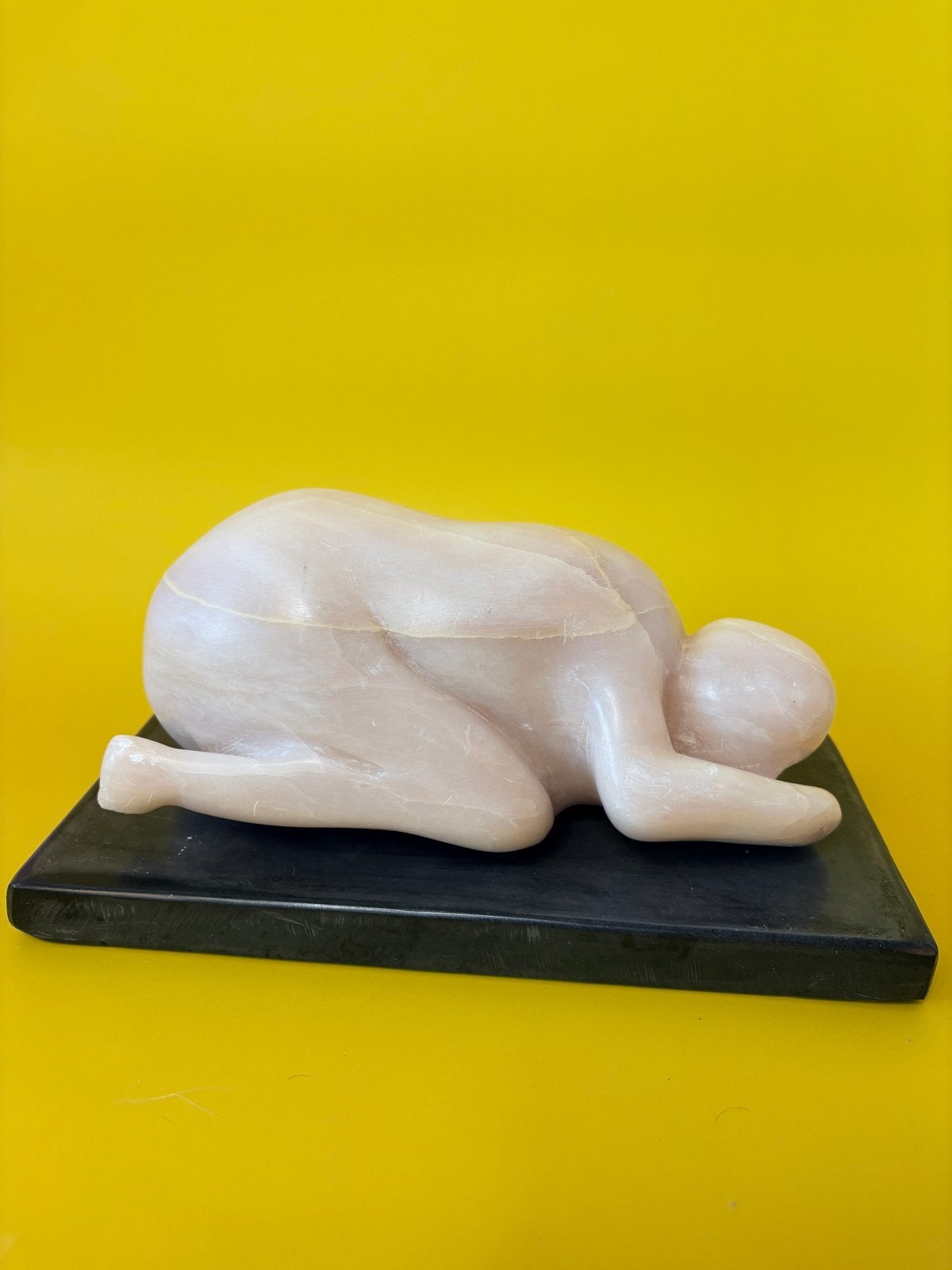 Zachtroze albasten beeld op sokkel - Prachtig en zwaar, Antiek en Kunst, Overige onderwerpen, Verzenden, 20 - 50 cm, Beeld