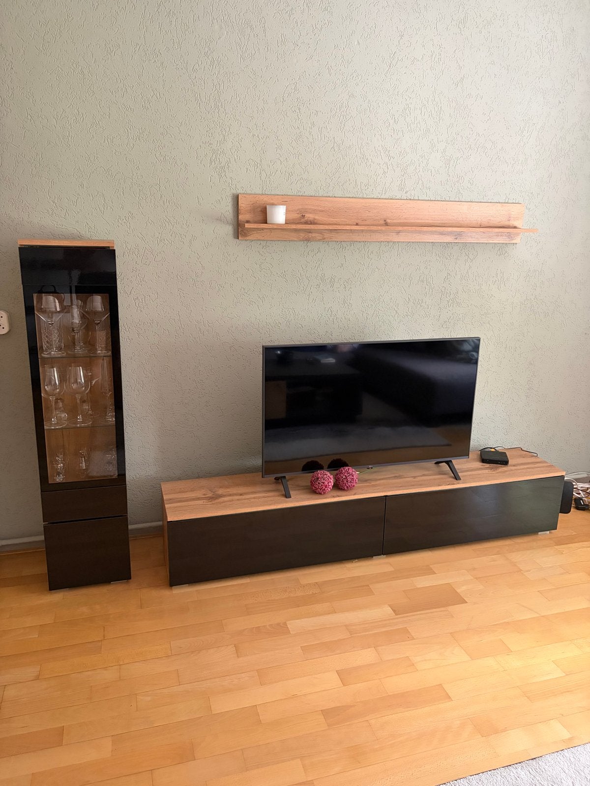 Moderne TV-meubel en vitrinekast set, Ophalen, Zo goed als nieuw, 150 tot 200 cm, 25 tot 50 cm