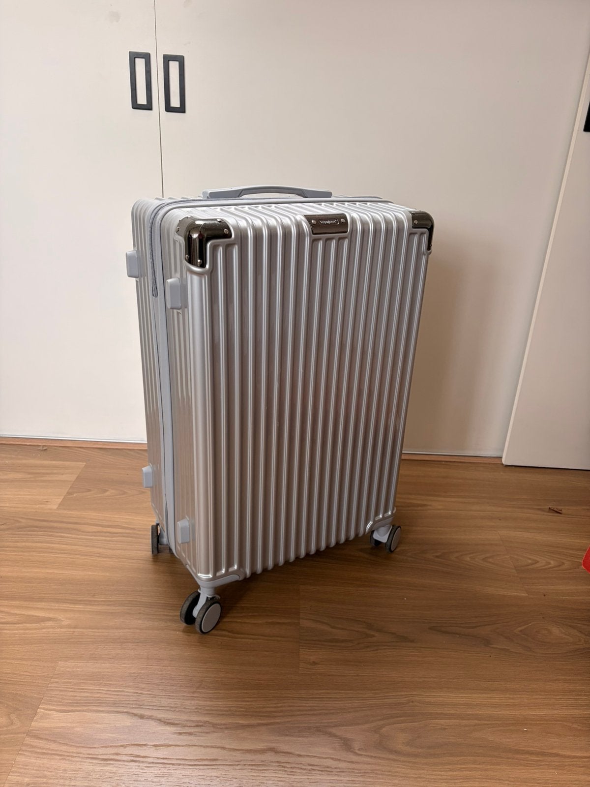 NIEUW voyagoux 70l liter zilverkleurige koffer, Hard kunststof, Nieuw, Slot, 35 tot 45 cm