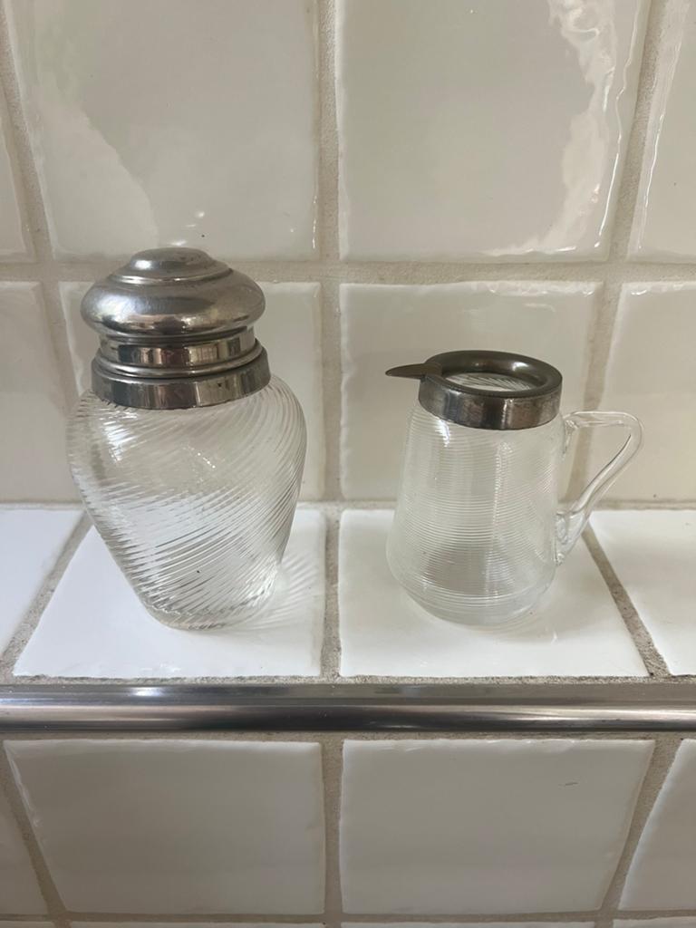 Vintage suikerpot en melkkan van glas met verzilverd montuur, Antiek en Kunst, Antiek | Keukenbenodigdheden, Ophalen of Verzenden