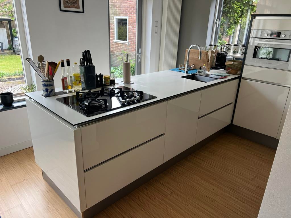 Moderne keuken met schiereiland en halfhoge kasten, Ophalen, Gebruikt, Wit, Greeploos