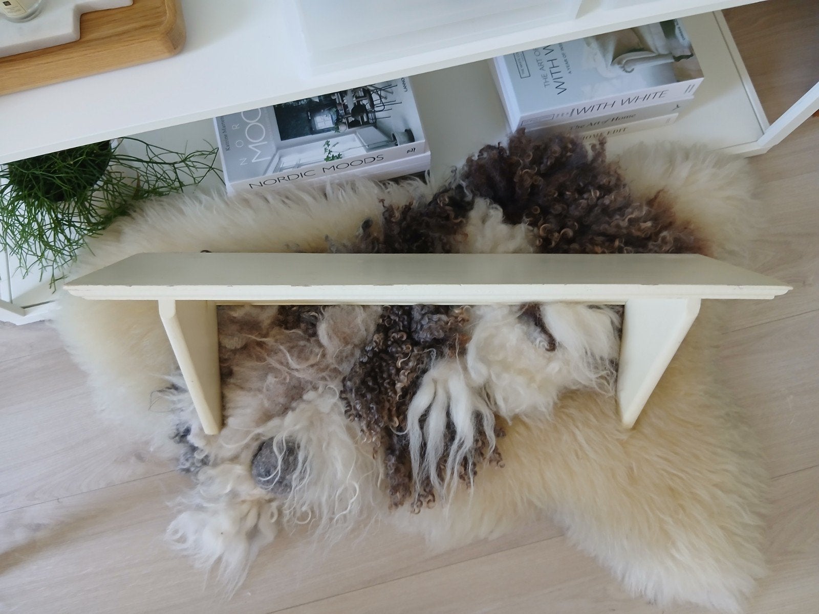 Brocante antieke muurplank van hout wit geverfd voor €9,95, Huis en Inrichting, Woonaccessoires | Wandplanken en Boekenplanken