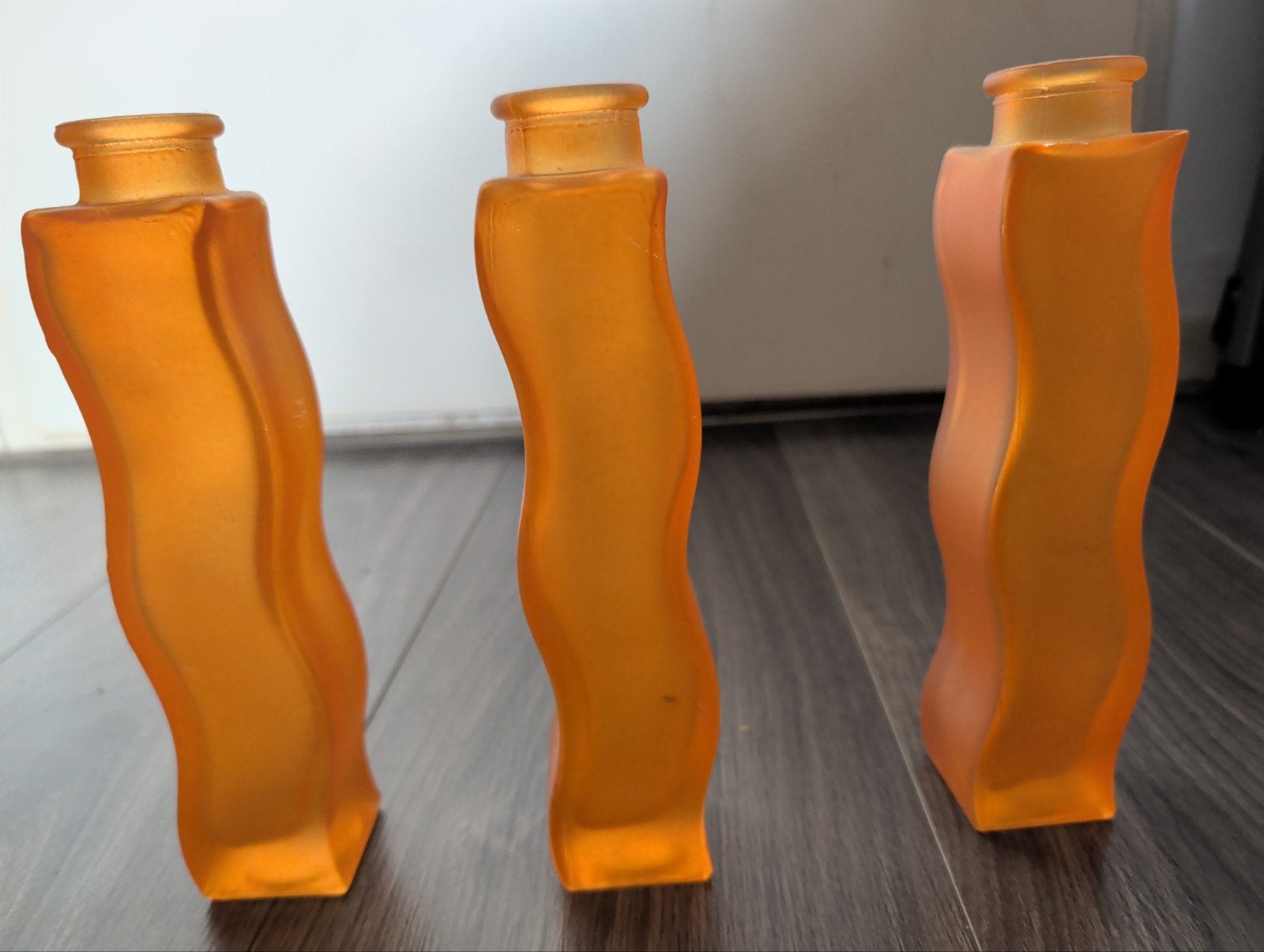 Set van 3 oranje vaasjes met golvend design, Ophalen