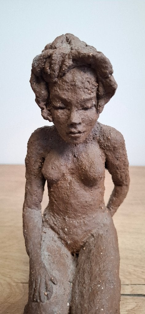 Uniek beeld knielende vrouw Jan 1999 kunst, Ophalen of Verzenden, Handgemaakt, 20 - 50 cm, Steen of Keramiek