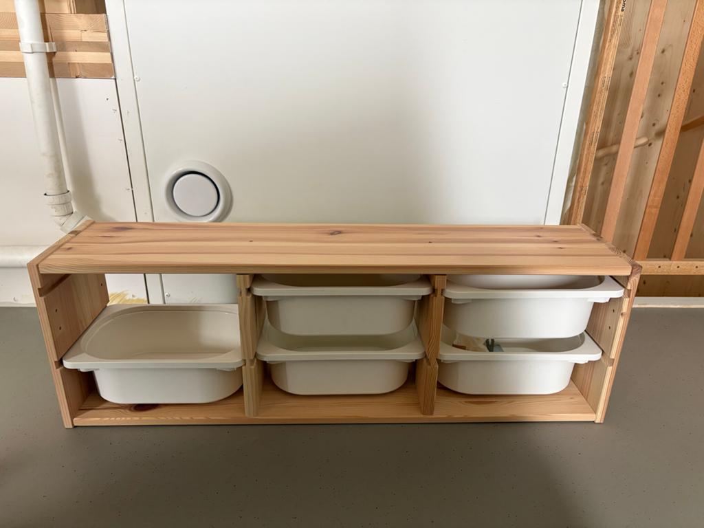IKEA TROFAST Wandopberger met 6 witte bakken, Ophalen, Zo goed als nieuw, Kast