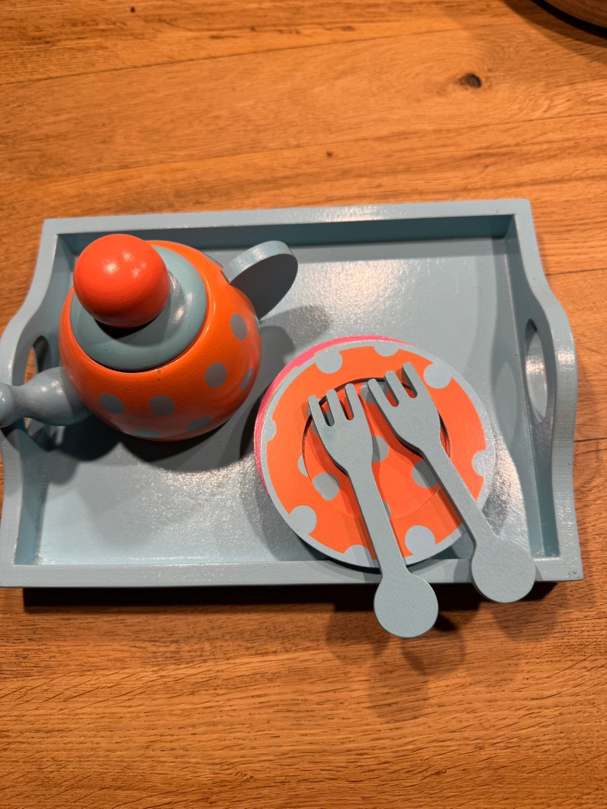 houten theepot en gebaksbordjes op dienblad Hema, Ophalen, Zo goed als nieuw