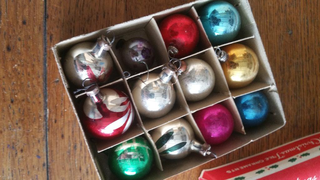 doos 33 antieke-oude kerstballen , alles glas, Diversen, Ophalen of Verzenden, Gebruikt