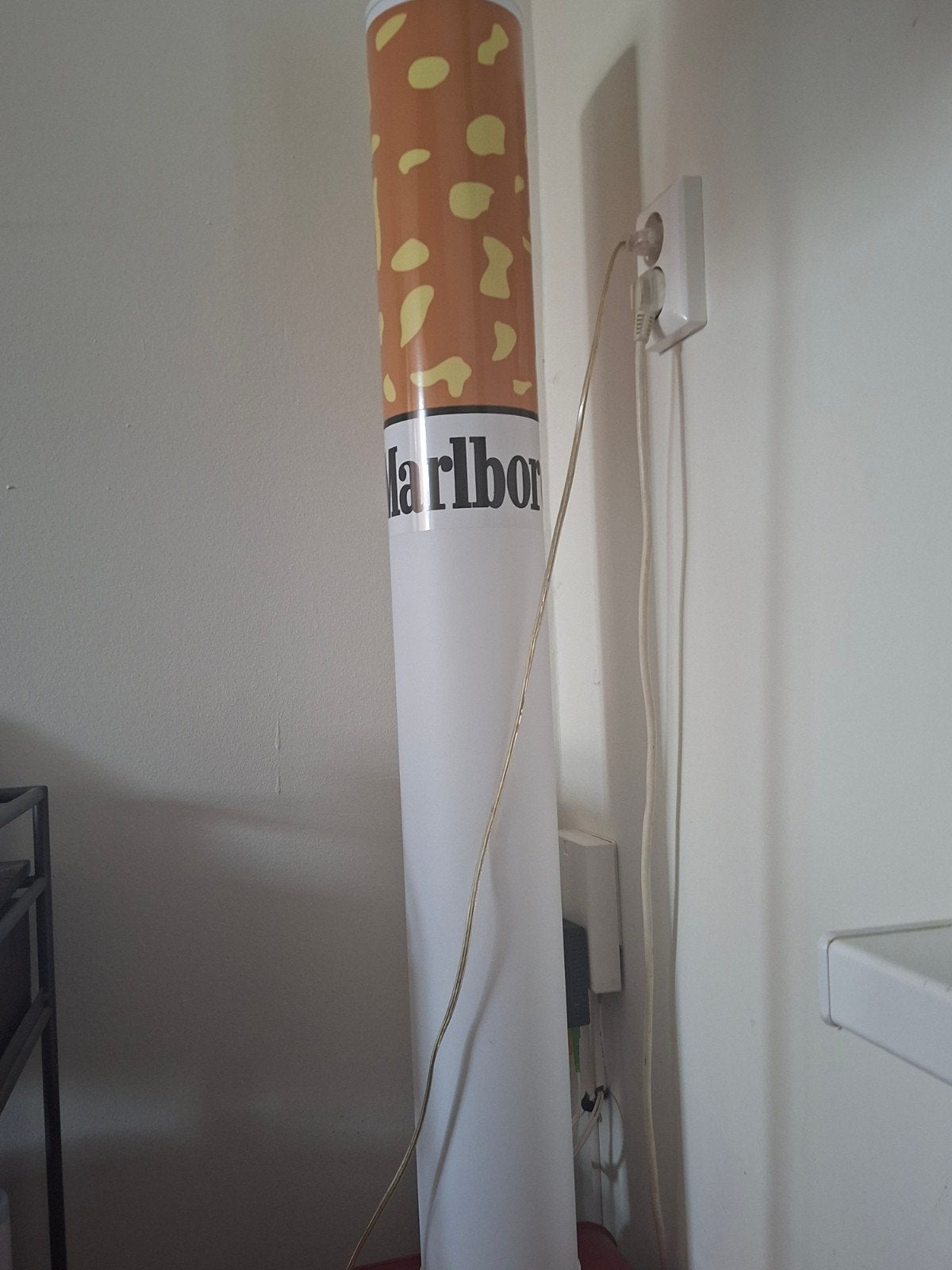 Marlboro sigaret vloerlamp - uniek design, Kunststof, Gebruikt, 100 tot 150 cm, Ophalen of Verzenden
