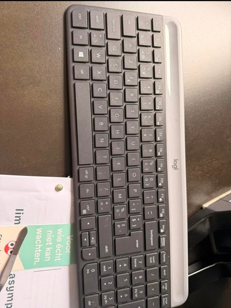 Logitech K470 Slim Draadloos Toetsenbord - Azerty, Computers en Software, Toetsenborden, Ophalen of Verzenden, Zo goed als nieuw