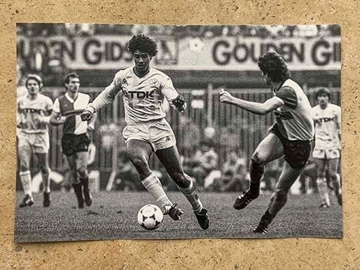Org z/w foto 20x30 cm van Frank Rijkaard in actie 28-11-1982, Verzenden, Nieuw, Ajax, Poster, Plaatje of Sticker
